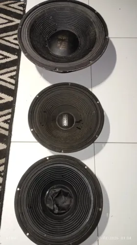 3 alto-falantes de 18 e 12 polegadas