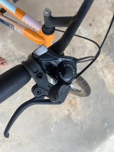 Bicicleta semi nova com marcha 