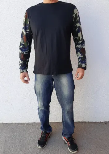 Camiseta preta manga longa com mangas estampadas - Tam G