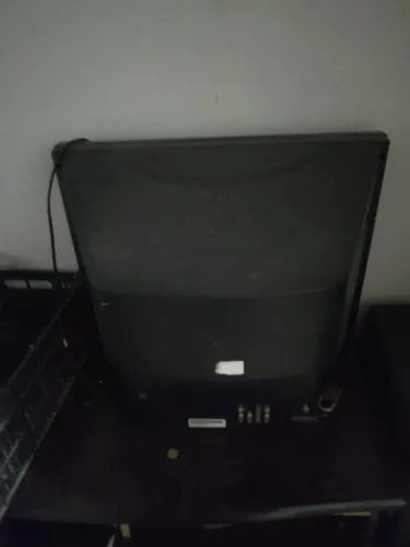 Vende-se tv de tubo funcionando. 