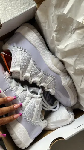 AIR JORDAN 11