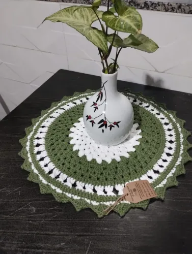 Centro de mesa feito em crochê, produto artesanal, cheio de charme e originalidade.