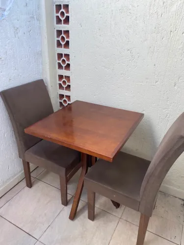 Mesa com 2 cadeiras