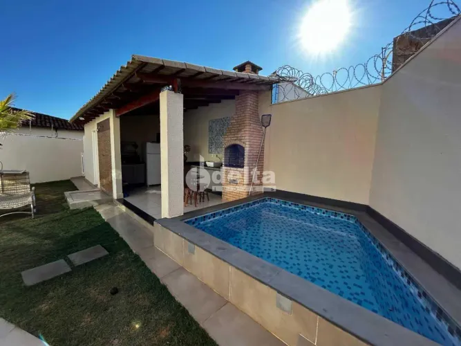 Casa com 3 quartos sendo 1 suíte disponível para locação no bairro Jardim Karaíba em Uberl