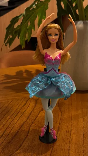 Boneca Barbie Bailarina Giselle - Filme As Sapatilhas Mágicas (Mattel 2012) - Com Detalhe