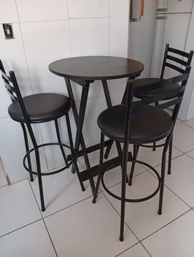 Mesa com três bancos altos