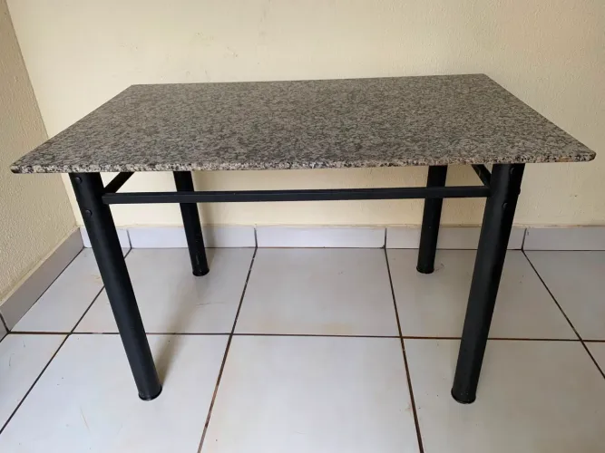 Mesa de mármore ( sem cadeiras)