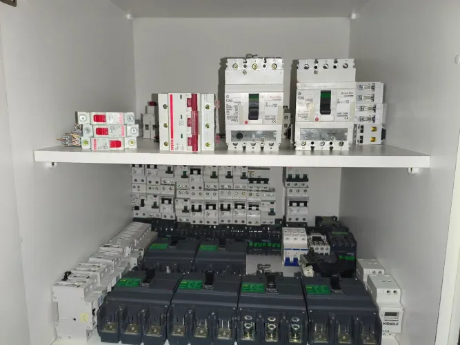 Disjuntor, contatoras, relés, DR's, blocos auxiliares e etc
