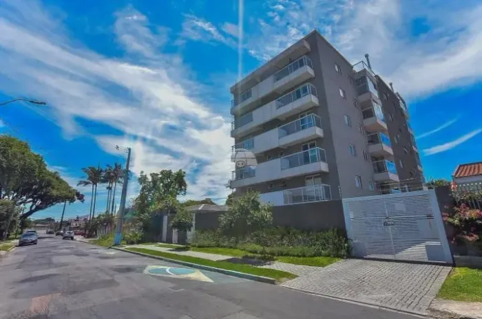 Apartamento semi novo no Fanny, cozinha mobiliada, 3 quartos (1 suite) e vaga na garagem