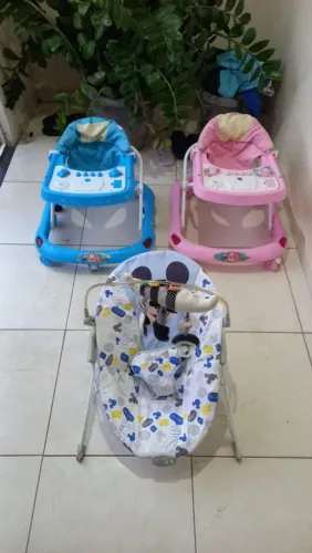 ANDAJARES E UMA CADEIRINHA DE BALANÇO
