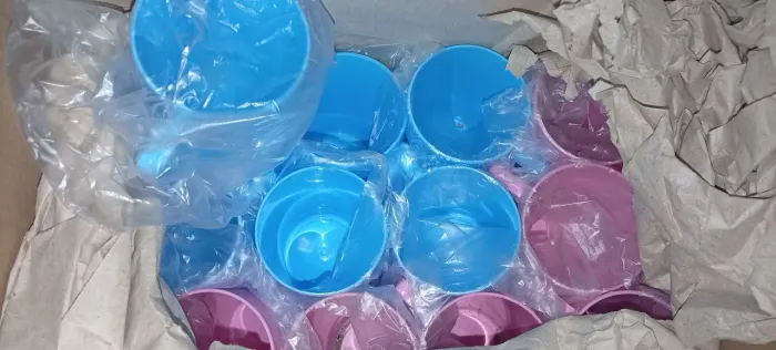 Copo de plástico azul e rosa