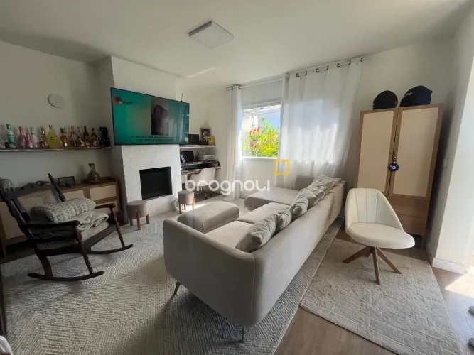 Casa à Venda de 4 Dormitórios ( 1suíte) semi mobiliada no Bairro Carianos - Florianópolis