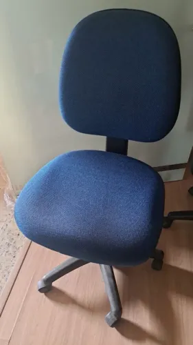 Cadeira giratória com regulagem de encosto preta ou azul