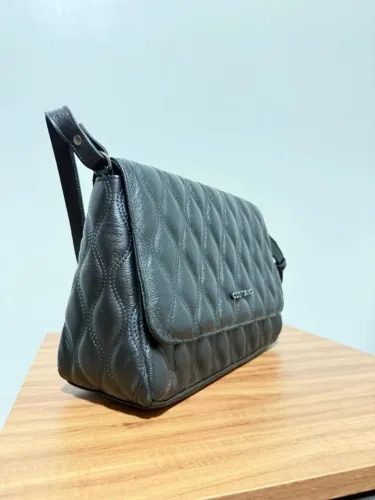 Bolsa em couro legítimo na cor preta
