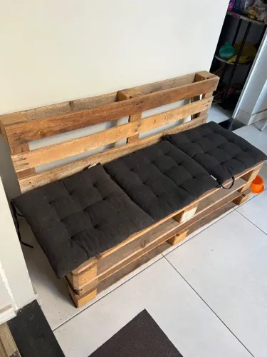 Banco de palete (pallet), já vai com as almofadas