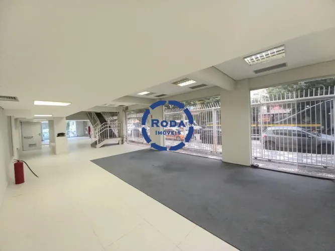Loja Térrea com Mezanino na Conselheiro Nébias  Localização Estratégica e Espaço Amplo!