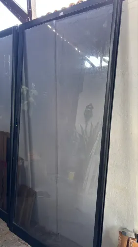 Porta de Vidro Temperado com Estrutura de Alumínio e Trilho