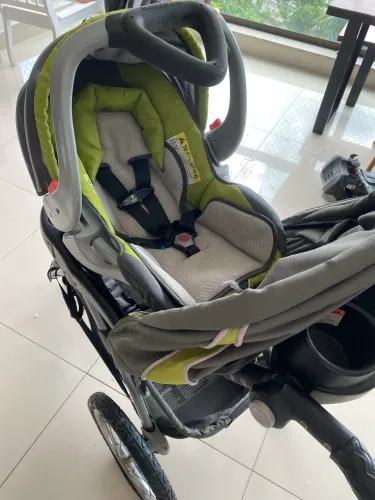 Carrinho ciclista com bebê conforto