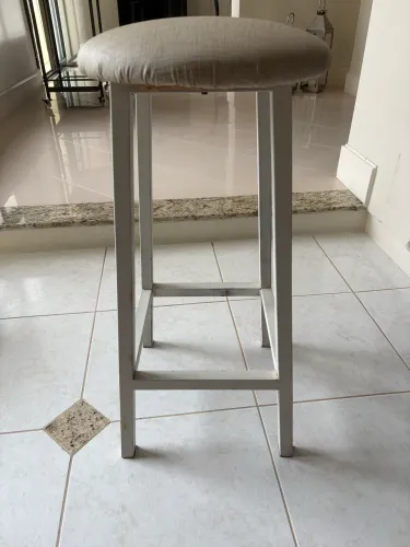 Banco alto base de ferro pintado branco