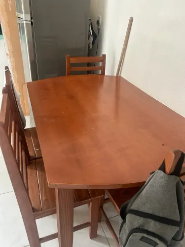 Mesa de jantar em madeira 4 lugares