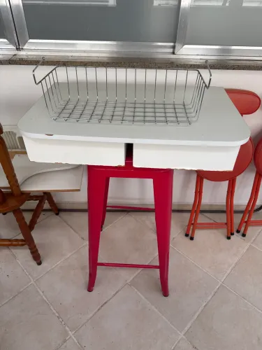 Mesa de parede com gavetas
