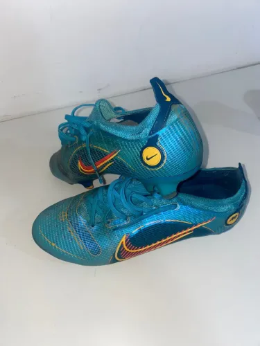 Estou vendendo essas chuteiras de qualidade 