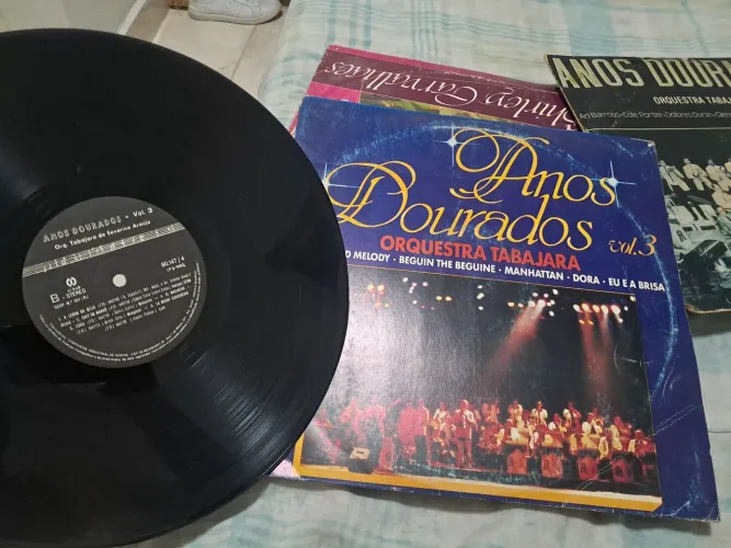 Disco vinil autografado pelo maestro Severino Araújo. 