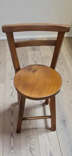 Banquetas redondas decorativas com encosto, novas. Tem 50cm de altura, madeira eucalipto.