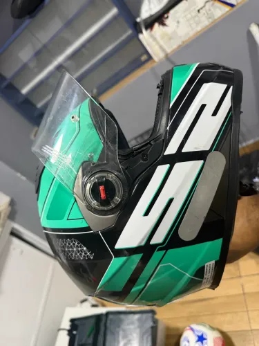 Capacete ff358 verde e preto semi novo nunca caiu