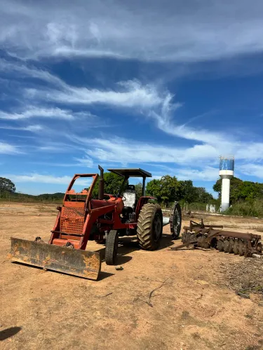 Vendo ou troco trator MF 296 com grande e roçadeira 