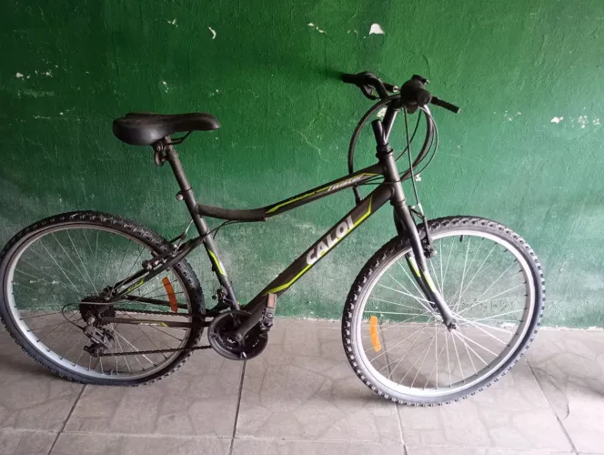 Bicicleta, pouco usada, acompanha corre te de segurança.