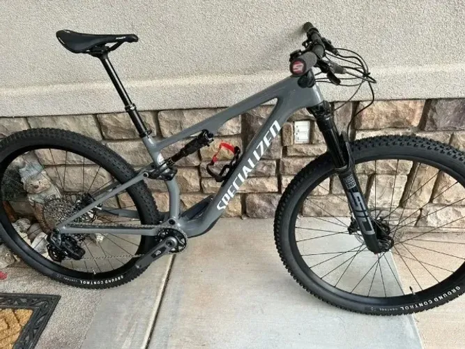 Bicicleta Specialized Epic 8 Comp REVISADA (SRAM AXS GX) & EVOC Bike Bag PRO