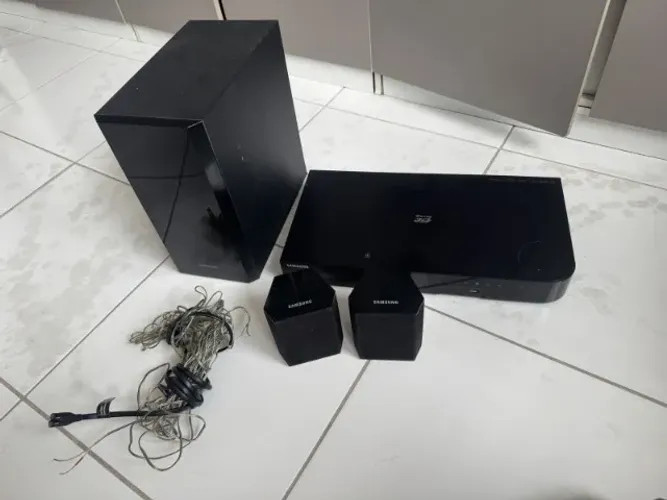 Home Theater Samsung HT-J4500 5.1 Blu-ray 3D - sem center e surrounds