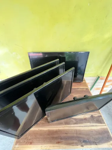5 TVs LED seminovas - Philco Smart + Samsung 