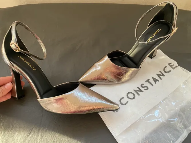 Scarpin Constance na cor prateado. Nunca usado. Tamanho 38.