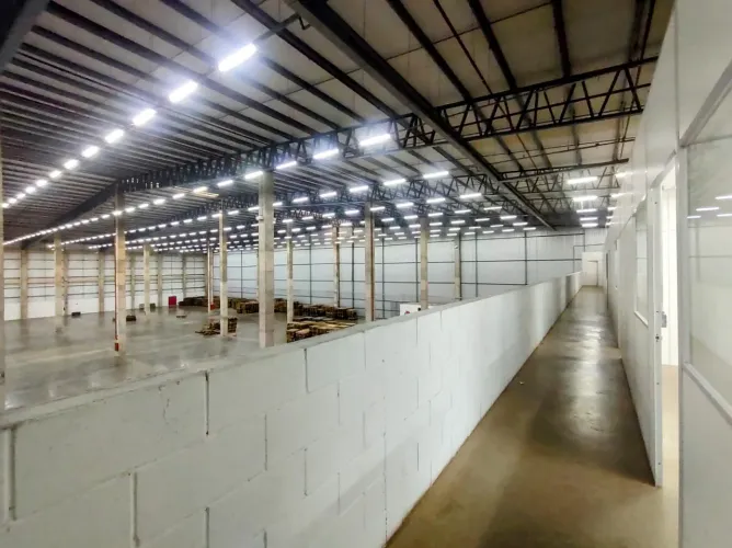 Galpão logístico em condomínio com 4.000m² Pé Direito 12m, 8 Docas, Estacionamento 30.000m