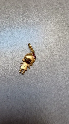 Pingente de ouro menina com pedra de rubis 