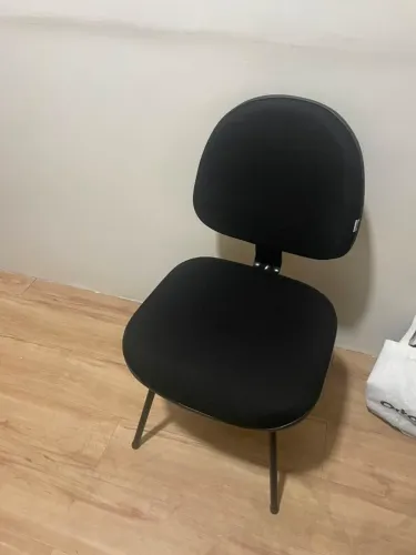 Cadeira de escritório estilo secretaria 