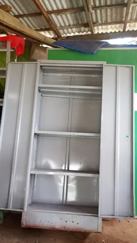 Armário de ferro por $180