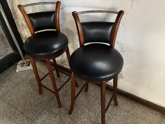 2 Banquetas Giratórios (1 Precisa Conserto)