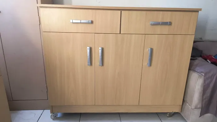 Cômoda 3 porta e 2 gavetas c/ rodinhas