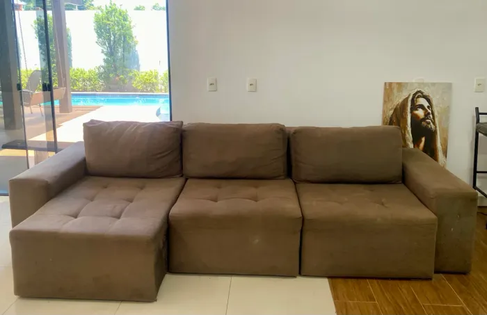 Vendo sofá grande e confortável de 3 lugares com chaise