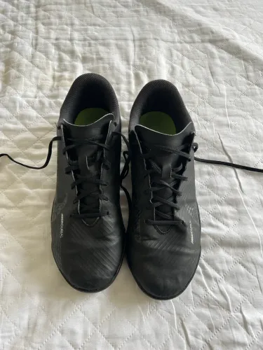 Chuteira mercurial preta