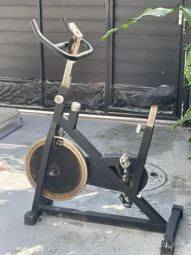 Bicicleta ergométrica antiga funcionando