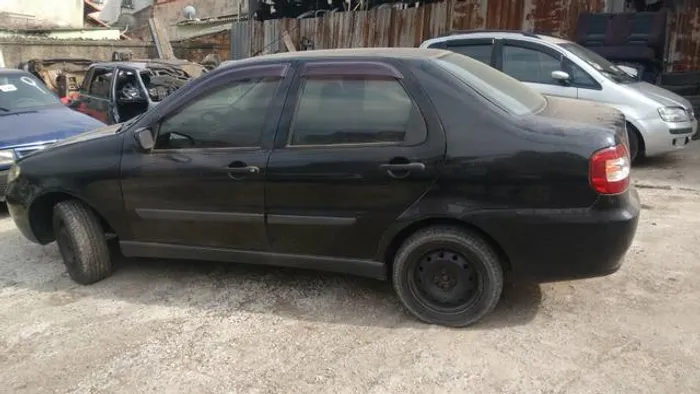 Fiat Siena 2010 sucata para retirada de peças