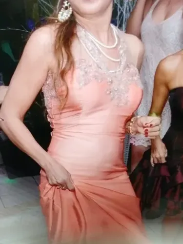 Vestido longo 36/38 coral degradê com aplicações em pérolas atrás.