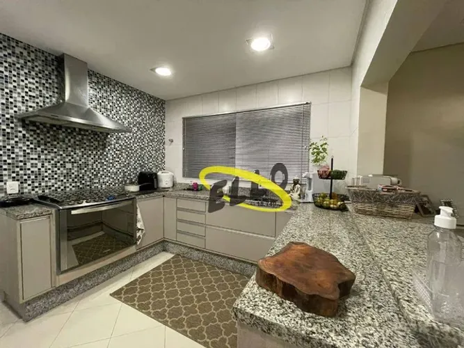 Belíssima Casa com Excelentes Acabamentos e Repleta de Armários, em Condomínio Fechado!