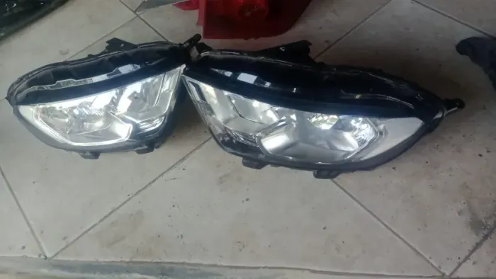 Par de Faróis Ford Ecosport 2019 sem LED