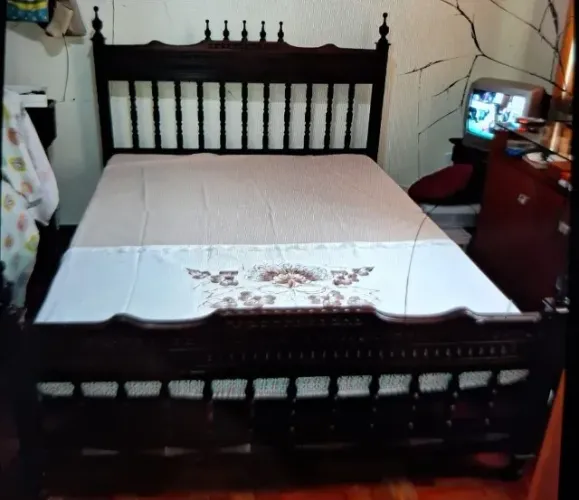 Cama casal talhada a mão antiguidade