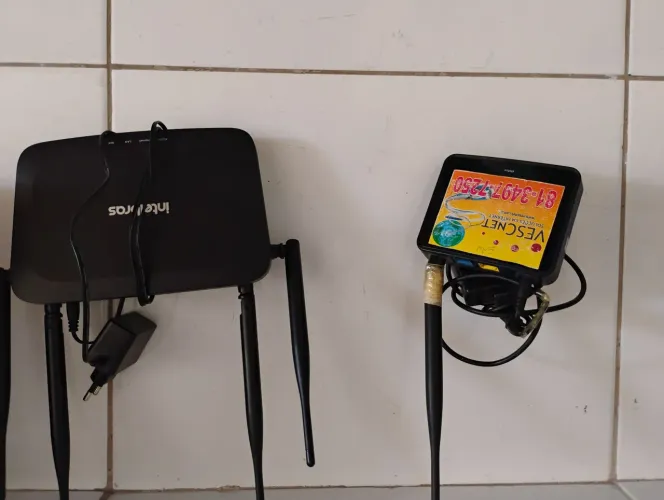 DOIS ROTEADORES DE 2 E 4 ANTENAS O DA ESQUERDA DE 4 É 60 O OUTRO DE  UMA  É 40